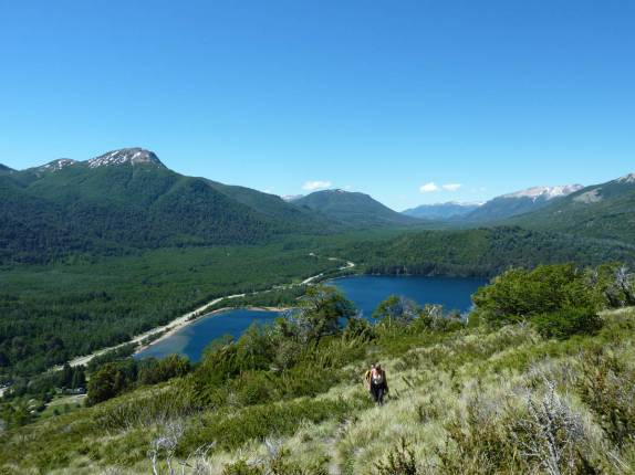 Com o lago Falkner ao fundo, subindo o Cerro Falkner no parque Lanin, na região de San Martín de Los Andes, na Argentina